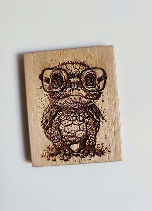 Магніт / дерево / черепашка в окулярах / handmade 2