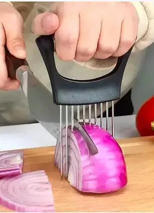 Кухонный держатель из нержавеющей стали для резки продуктов.