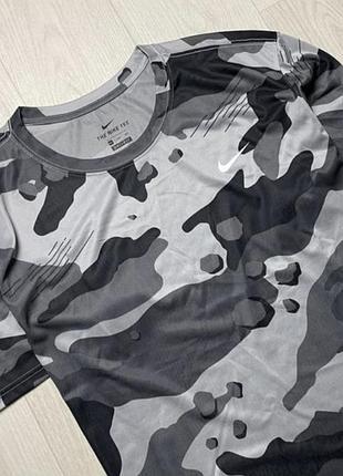 Чоловіча спортивна футболка nike dry-fit камуфляжна сіра