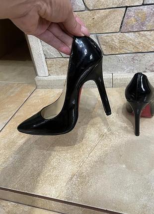 Човники llouboutin, чорні , лаковані в хорошому стані, нові, ще з плівкою на підошві,