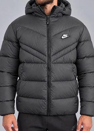 Чоловічий зимовий спортивний пуховик nike tech fleece у сучасному мінімалістичному дизайні.