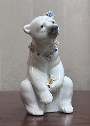 Фарфоровая статуэтка lladro «добродушный полярный мишка с цветами».