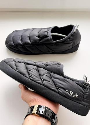 Черные стеганые тапочки-чуни бренда rab cirrus hut slipper