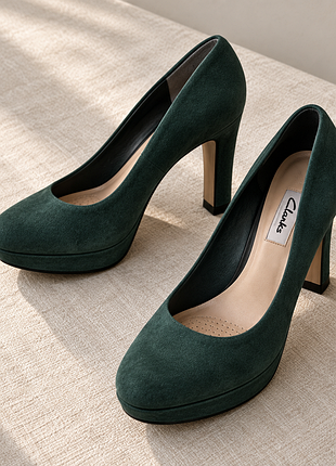 Туфли-лодочки clarks на платформе — замшевые, с округлым мысом и высоким устойчивым каблуком.