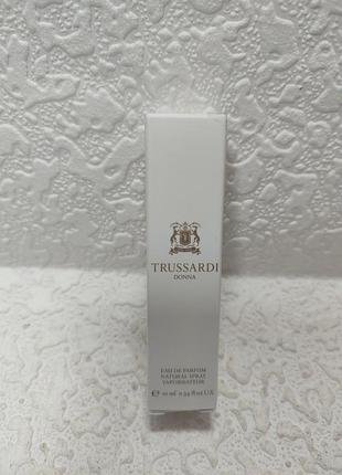 Миниатюра женской парфюмированной воды trussardi donna (выпадение 2011 года) объемом 10 мл в фирменной белой коробочке.