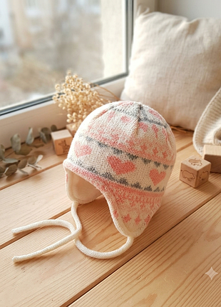 Шапка для немовлят в'язана з сердечками