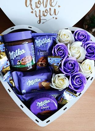 Подарочный бокс в форме сердца с сладостями milka и розами для девушки на день рождения новый год праздник (ar464-1)
