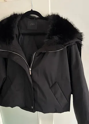Черная куртка zara c меховым капюшоном воротником на змейке р.м