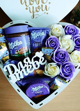 Подарочный бокс в форме сердца с сладостями milka и розами для девушки на день рождения Новый год праздник (ar464)