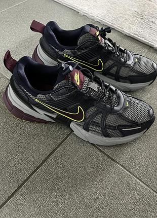 Кросівки nike сірі з бордовими та жовтими елементами