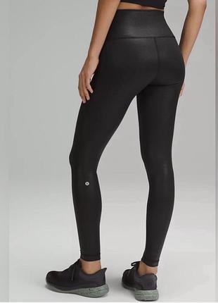 Блискучі чорні легінси lululemon wunder train high-rise tight foil з ефектним глянцевим покриттям і фірмовим логотипом.