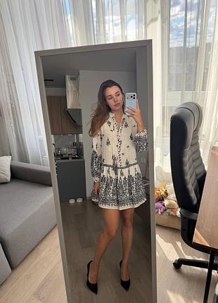 Коротка жіноча сукня zara біла з чорним принтом