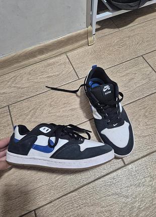 Кеди для підлітків хлопчиків nike чорно-білі з синіми елементами