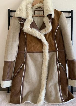 Дублянка бренду river island у стилі колор-блок, виготовлена зі штучної замші та екохутра.