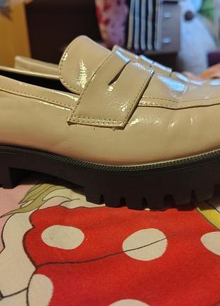 Лофери жіночі білі лаковані 2