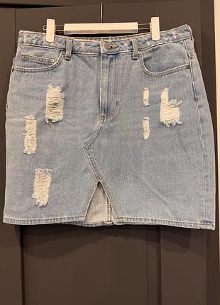 Жіноча міні-спідниця h&m джинсова блакитна з рваними елементами