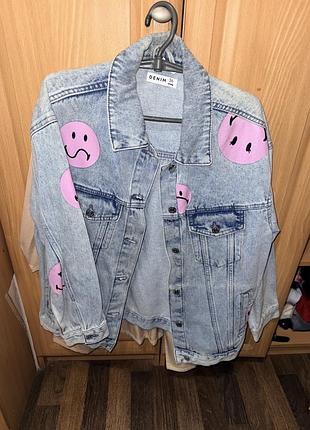 Жіноча джинсова куртка denim оверсайз блакитна з рожевими смайлами