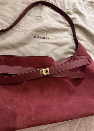 Замшева сумка balenciaga bel air hobo (бордова). матеріал верху: натуральна замша високої якості.  всередині: натуральна шкіра. фурнітура: латунь.