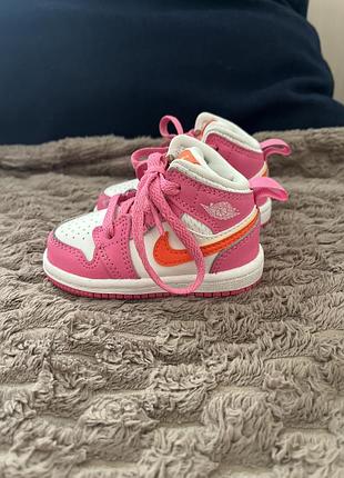 Кросівки для дітей nike air jordan 1 mid рожеві
