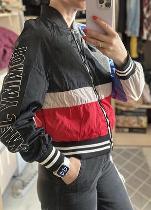 Куртка-бомбер жіноча tommy hilfiger різнокольорова