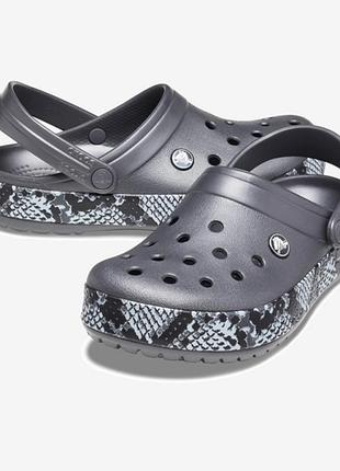 Сабо — це crocs crocband snake print у забарвленні graphite/black.m7w9наш39-40