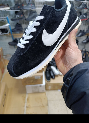 Кроссовки от бренда nike