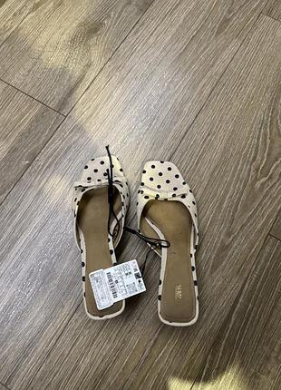 Жіночі туфлі zara в горох, білі з чорним