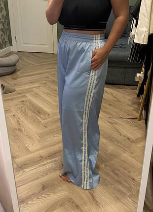 Спортивные сатиновые брюки adidas originals satin wide leg, размер m, голубые