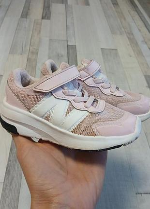 Кросівки для дівчаток new balance рожеві