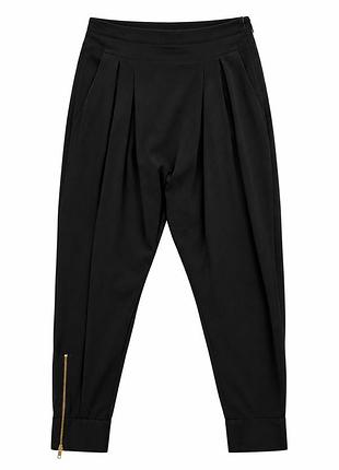 Zara basic — чорні штани з защипами, заниженою посадкою та блискавками на манжетах