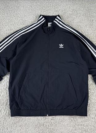 Чоловіча стильна чорна вітровка adidas original повсякденна з лампасами та логотипом