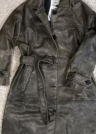 Тренч из эко кожи stradivarius.