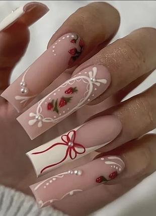 Накладные ногти на клеевых наклейках 24 шт (длинный квадрат / клубнички, бантики и жемчужины / coquette aesthetic)