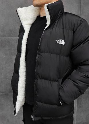 Мужская зимняя куртка черно белая the north face reversible sherpa из водоотталкивающего полиэстера двусторонняя без капюшона