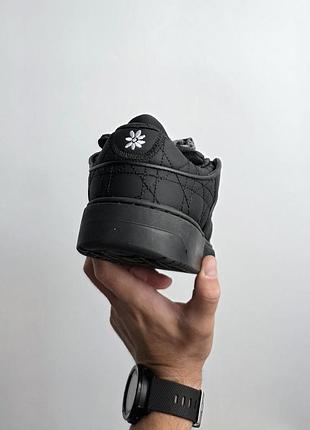 B9s skate  
• black • 9