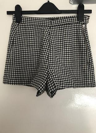 Женские шорты zara  trafaluc в классическим чёрно-белом цвете  с принтом "гусиная лапка".