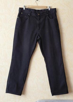 Мужские черные джинсы от бренда wrangler