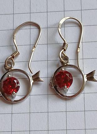 Винтажные серьги "рыбка" серебро 925 и красный камень