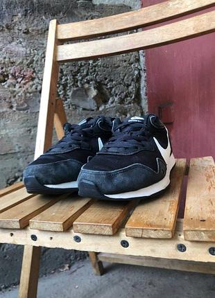 Оригинальные кроссовки nike venture runner (25.5 см / 40 размер). унисекс, черные замшевые найк вентуре раннер в отличном состоянии. легкая и удобная