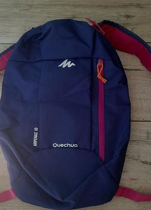 Спортивный рюкзак бренда quechua