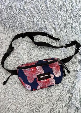 Бананка eastpak в квітковому принті