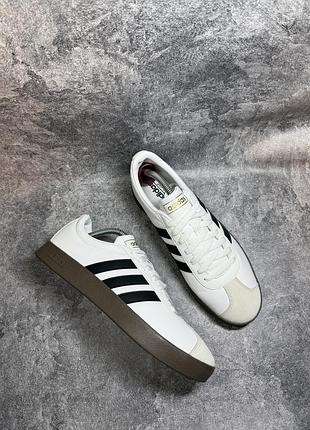 Стильні кросівки adidas оригінал ( нові)