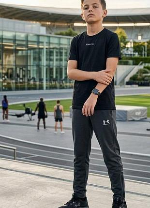 Штани підлітківі бренду under armour з кишенями та змійками по низу 🦋
напівобхват талії -30(39) см
напівобхват стегон-44+ 
довжина виробу -62 см
