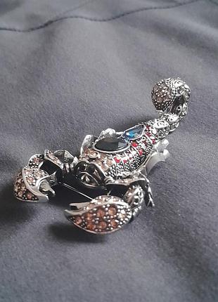 Брошь скорпиона со стразами 5