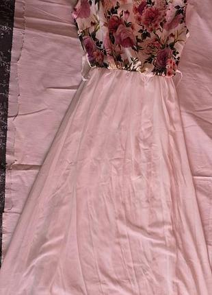 Длинное летнее платье макси с цветочным принтом и белой юбкой