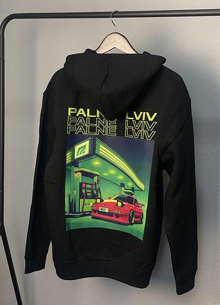 Худі "palne lviv" з автомобілем біля азс