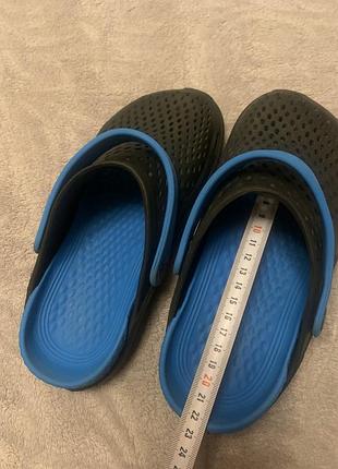 Босоніжки та сандалі унісекс crocs чорні з синім, р. 37/38