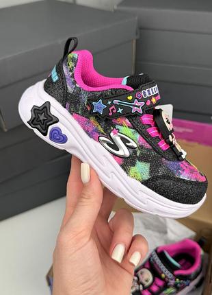 Популярні яскраві кросівки на липучках skechers snuggle sneaks