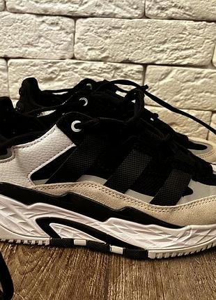Кросівки adidas чорно-білі