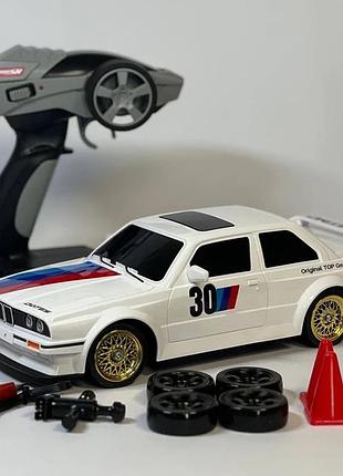 Радіокерована дріфт-машина bmw e30 rc дріфт-кар 1:16 30 км/год 4wd , 2 режими швидкості, гумові шини, 4 дорожні конуси з повним пр